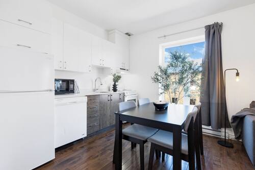 Studio Deluxe, 1 grand lit et 1 canapé-lit, patio, vue sur la ville (Mont-Royal 301) | Repas dans la chambre