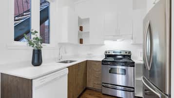 Deluxe-lejlighed - 1 soveværelse - terrasse - byudsigt (Mont-Royal 202) | Privat køkken | Køleskab/fryser i fuld størrelse, mikrobølgeovn, ovn, kogeplade