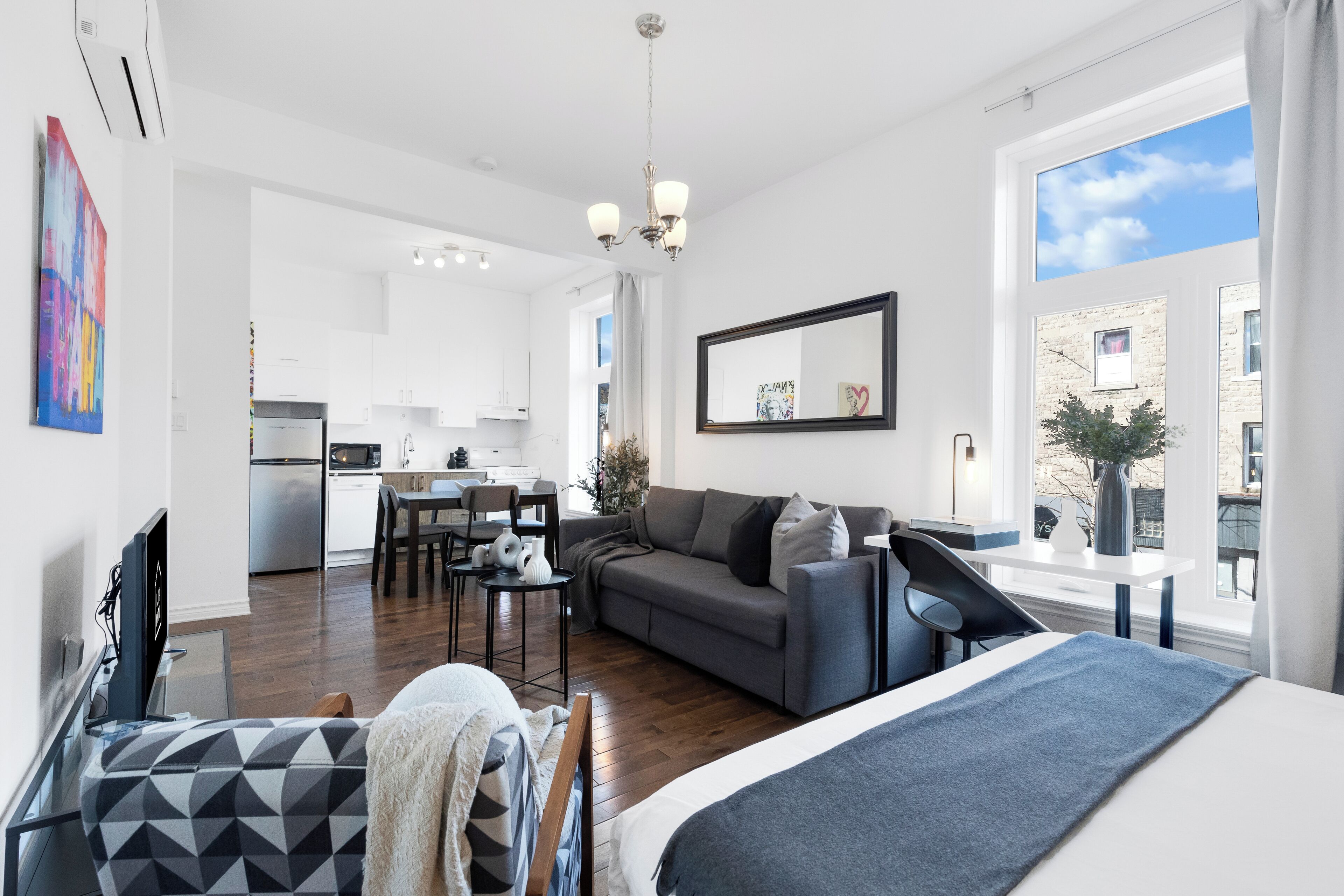 Deluxe Studio, 1 Queen Bed with Sofa bed, Patio, City View (Mont-Royal 201)