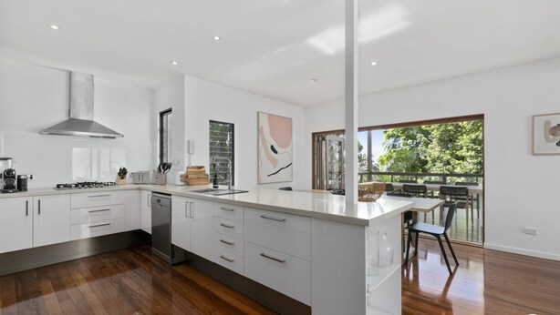 Oven, dishwasher - 16 Maher Terrace - Beautiful Holiday Home That Offers the Perfect Family Destination (Sunshine Beach)