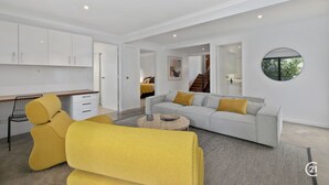 Netflix, streaming services - 16 Maher Terrace - Beautiful Holiday Home That Offers the Perfect Family Destination (Sunshine Beach)