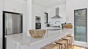 Oven, dishwasher - 16 Maher Terrace - Beautiful Holiday Home That Offers the Perfect Family Destination (Sunshine Beach)