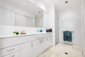 Dusche, Seife, Shampoo, Toilettenpapier