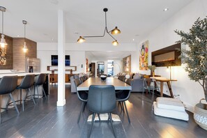 Lägenhet Premium - flera sängar - uteplats - utsikt mot staden (Plateau Suite 1219) | Matservice på rummet