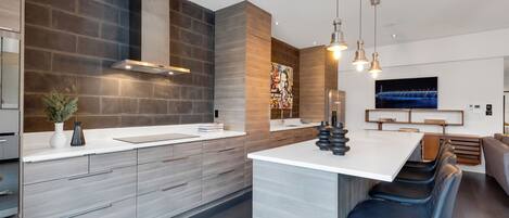 Premium appartement, Meerdere bedden, terras, uitzicht op de stad (Plateau Suite 1219) | Privékeuken | Een koelkast met diepvriezer, een microgolfoven, een oven, een kookplaat