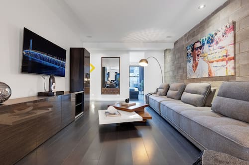 Appartement Premium, plusieurs lits, patio, vue ville (Plateau Suite 1219) | Coin séjour | TV connectée de 65 pouces avec chaînes par câble, télévision
