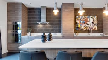 Căn hộ Premium, nhiều giường, sân hiên, quang cảnh thành phố (Plateau Suite 1219) | Bếp riêng | Tủ lạnh, lò vi sóng, lò nướng, bếp nấu