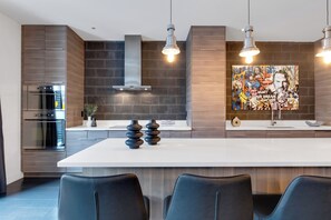 Premium-Apartment, Mehrere Betten, Terrasse, Stadtblick (Plateau Suite 1219) | Eigene Küche | Großer Kühlschrank, Mikrowelle, Ofen, Herdplatte