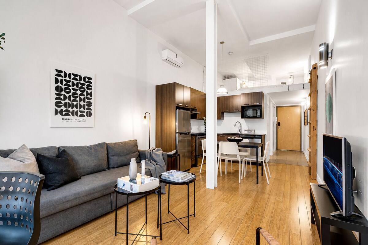 Un apartamento moderno con sala de estar, cocina y comedor.
