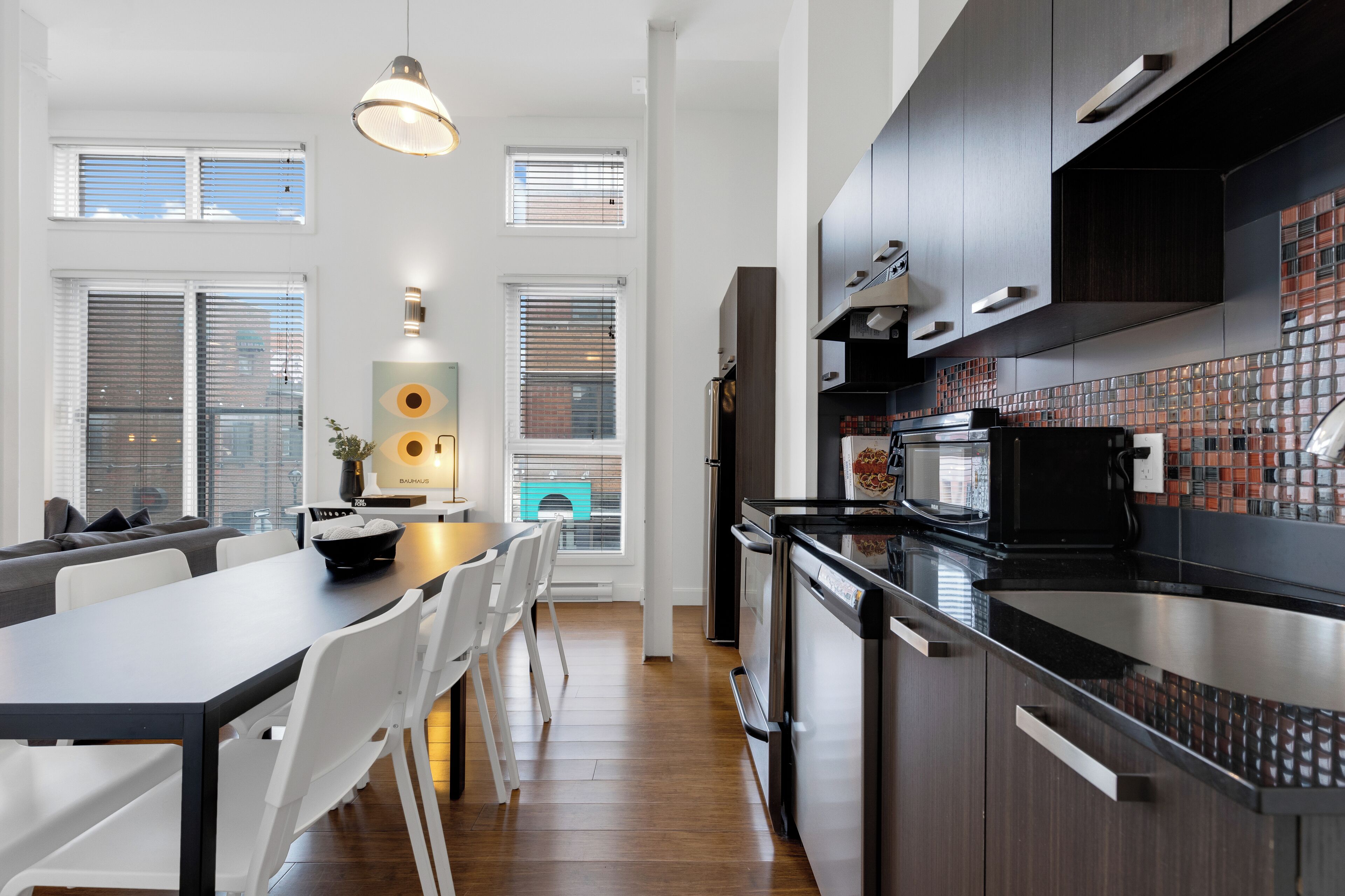 Appartement Supérieur, 2 chambres, vue ville, en mezzanine (The Main 203) | Coin séjour | Télévision à écran plat de 49 pouces avec chaînes numériques