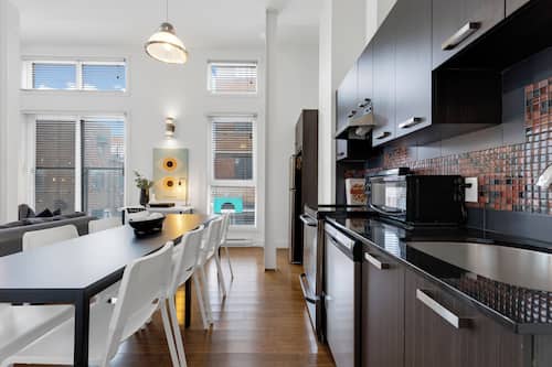 Appartement Supérieur, 2 chambres, vue ville, en mezzanine (The Main 203) | Coin séjour | Télévision à écran plat de 49 pouces avec chaînes numériques