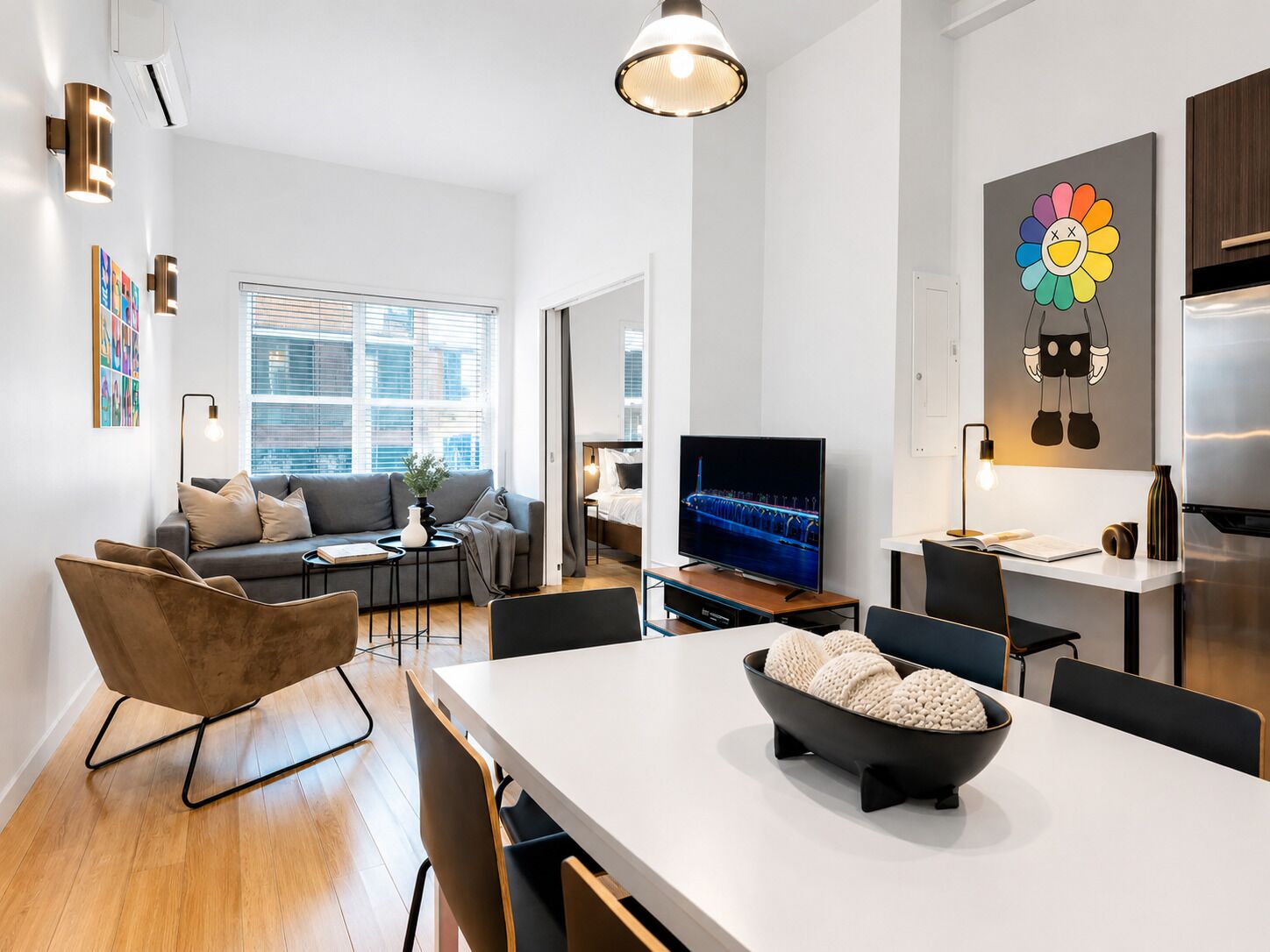 Apartamento premium, várias camas, vista para a cidade, no mezanino (The Main 201) | Área de estar | TV de tela plana 49 polegadas com canais digitais, smart TV, escritórios