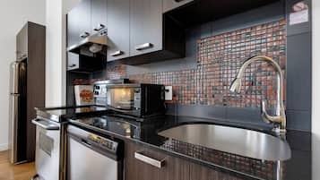 Apartemen Superior, 2 kamar tidur, pemandangan kota, lantai mezzanine (The Main 203) | Dapur pribadi | Lemari es besar, microwave, oven, dan kompor