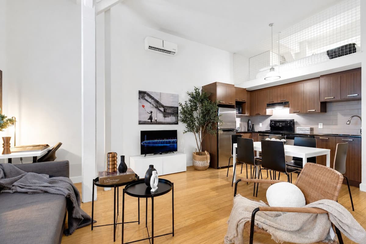 Un apartamento moderno con sala de estar, comedor y cocina.