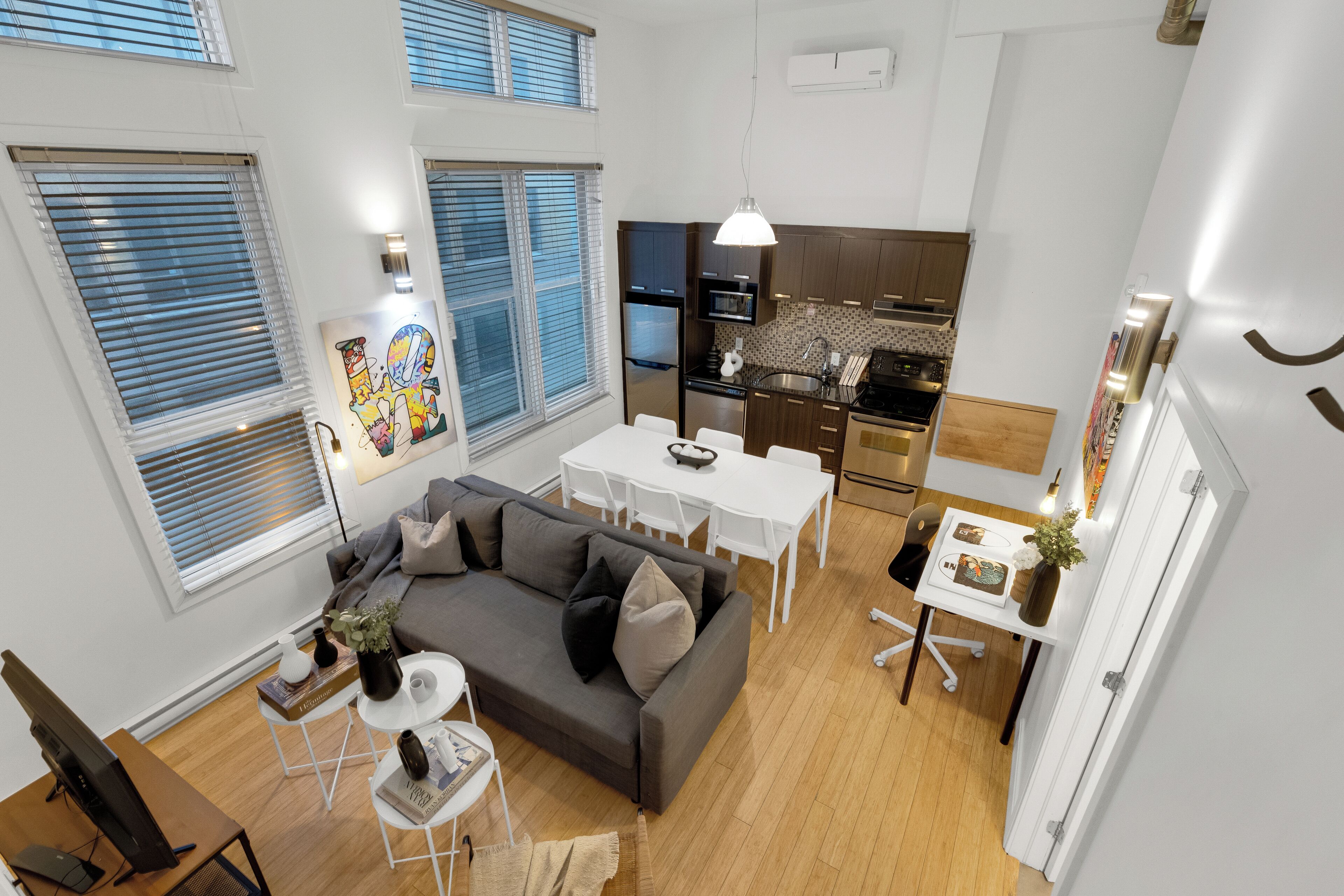 Apartamento superior, 2 quartos, vista para a cidade, no mezanino (The Main 305) | Vista do quarto