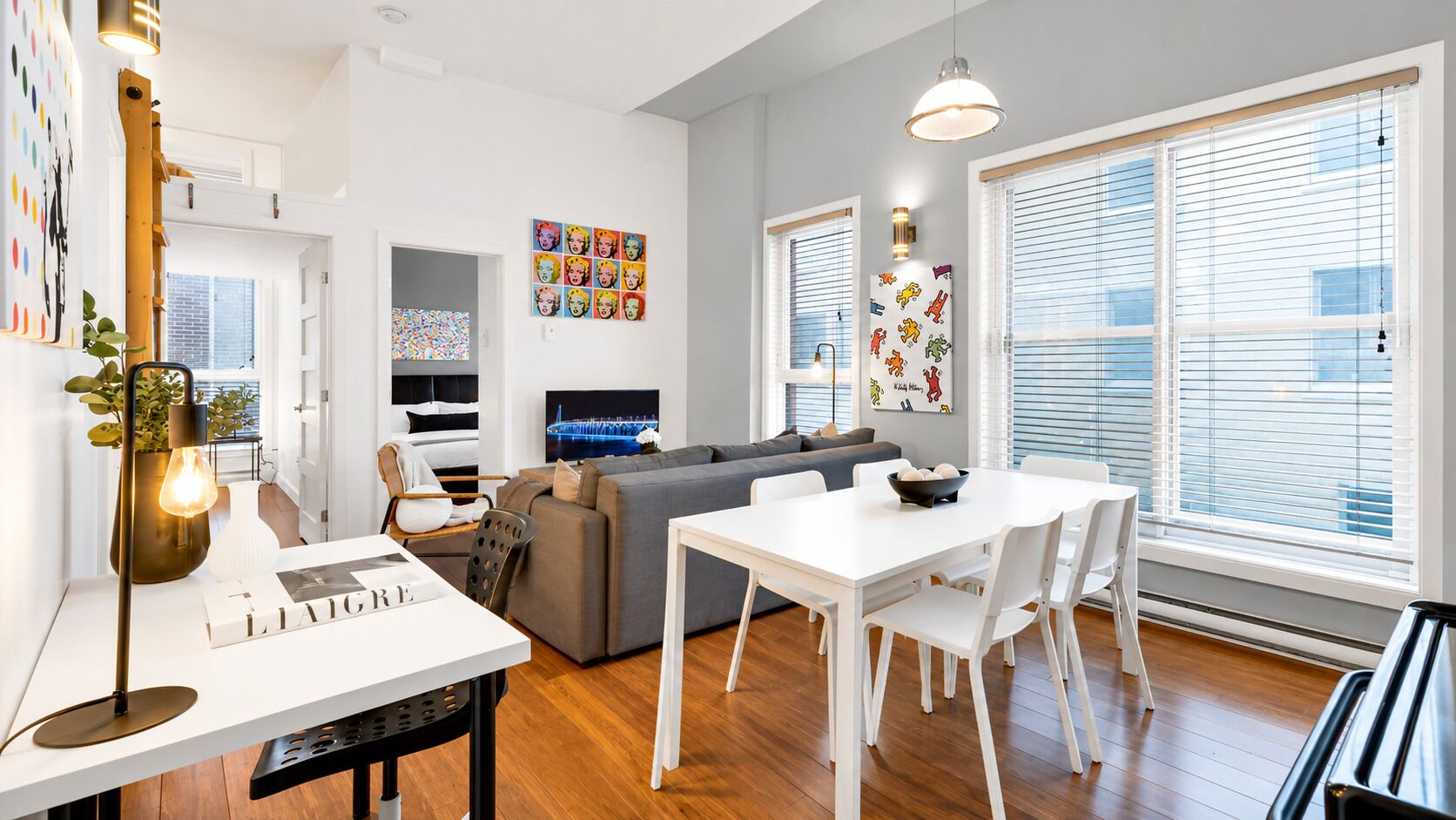 Apartamento superior, 2 quartos, vista para a cidade, no mezanino (The Main 205) | Área de estar | TV de tela plana 49 polegadas com canais digitais, smart TV, escritórios