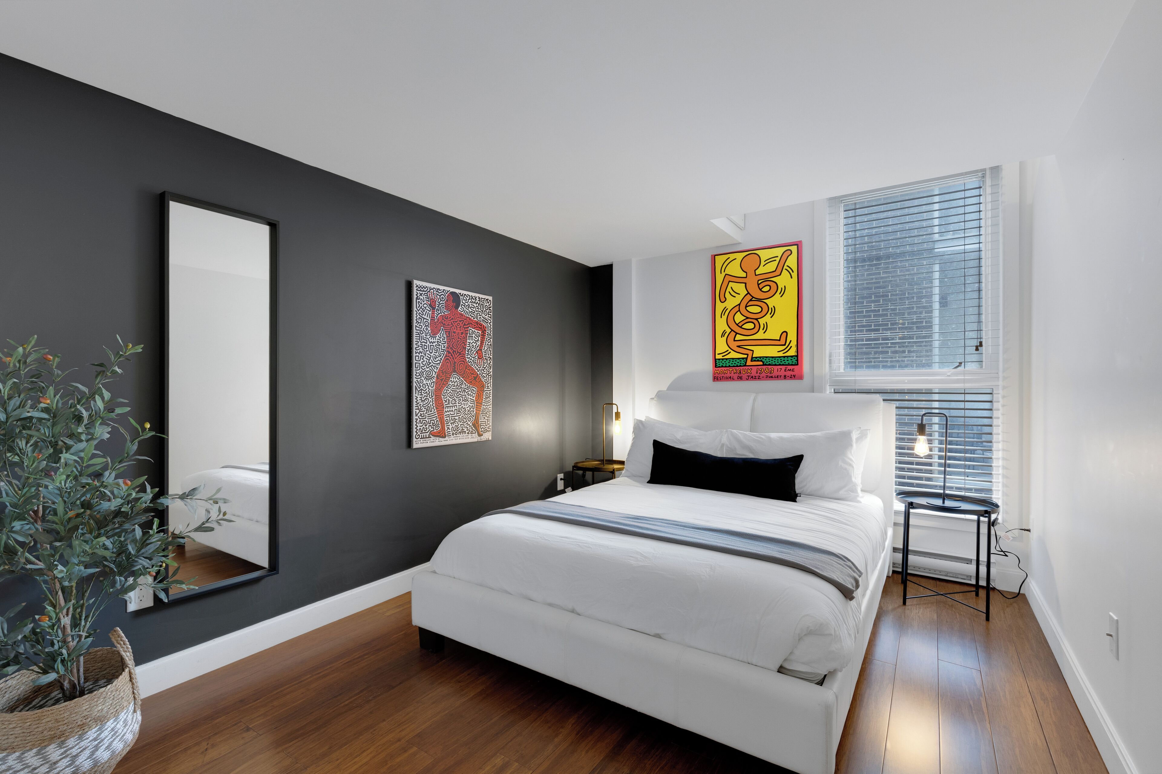 Appartement supérieur, 2 chambres, vue sur la ville, en mezzanine (The Main 205) | 2 chambres, literie de qualité, couette en duvet