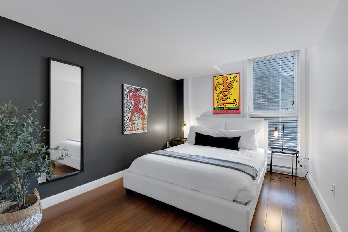 Appartement supérieur, 2 chambres, vue sur la ville, en mezzanine (The Main 205) | 2 chambres, literie de qualité, couette en duvet