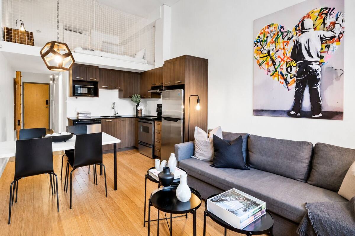 Un apartamento moderno con comedor, cocina y sala de estar.