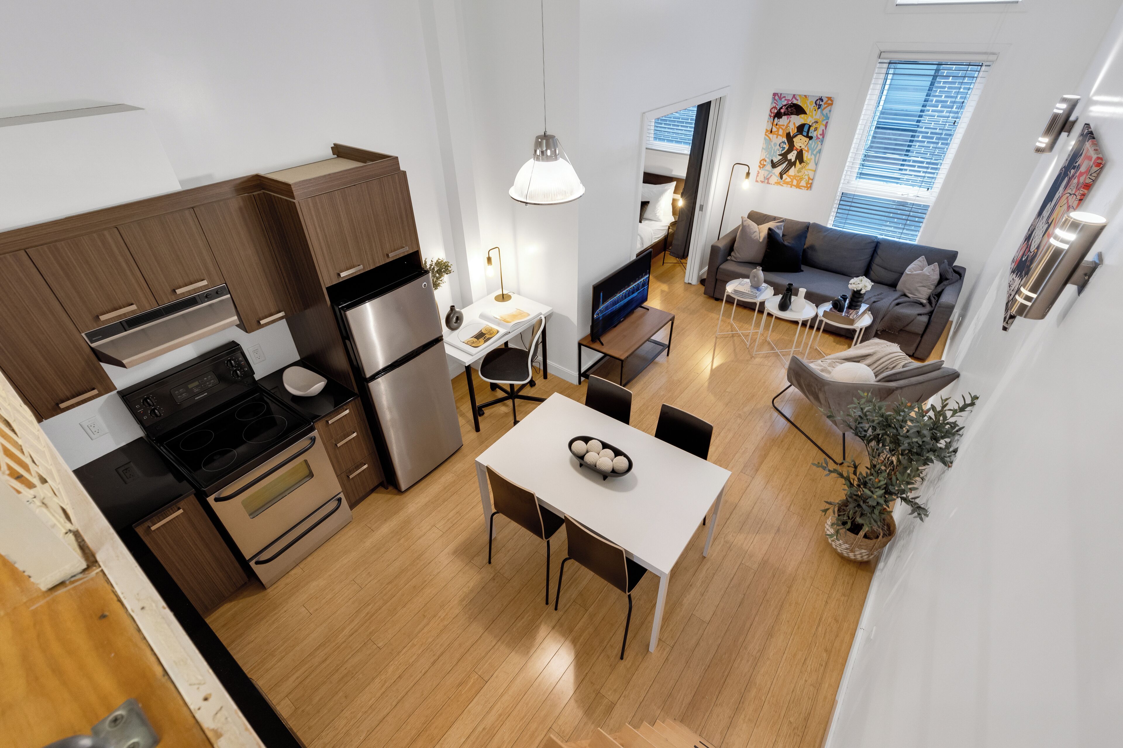 Apartamento superior, várias camas, vista para a cidade, no mezanino (The Main 207) | Área de estar | TV de tela plana 49 polegadas com canais digitais, smart TV, escritórios