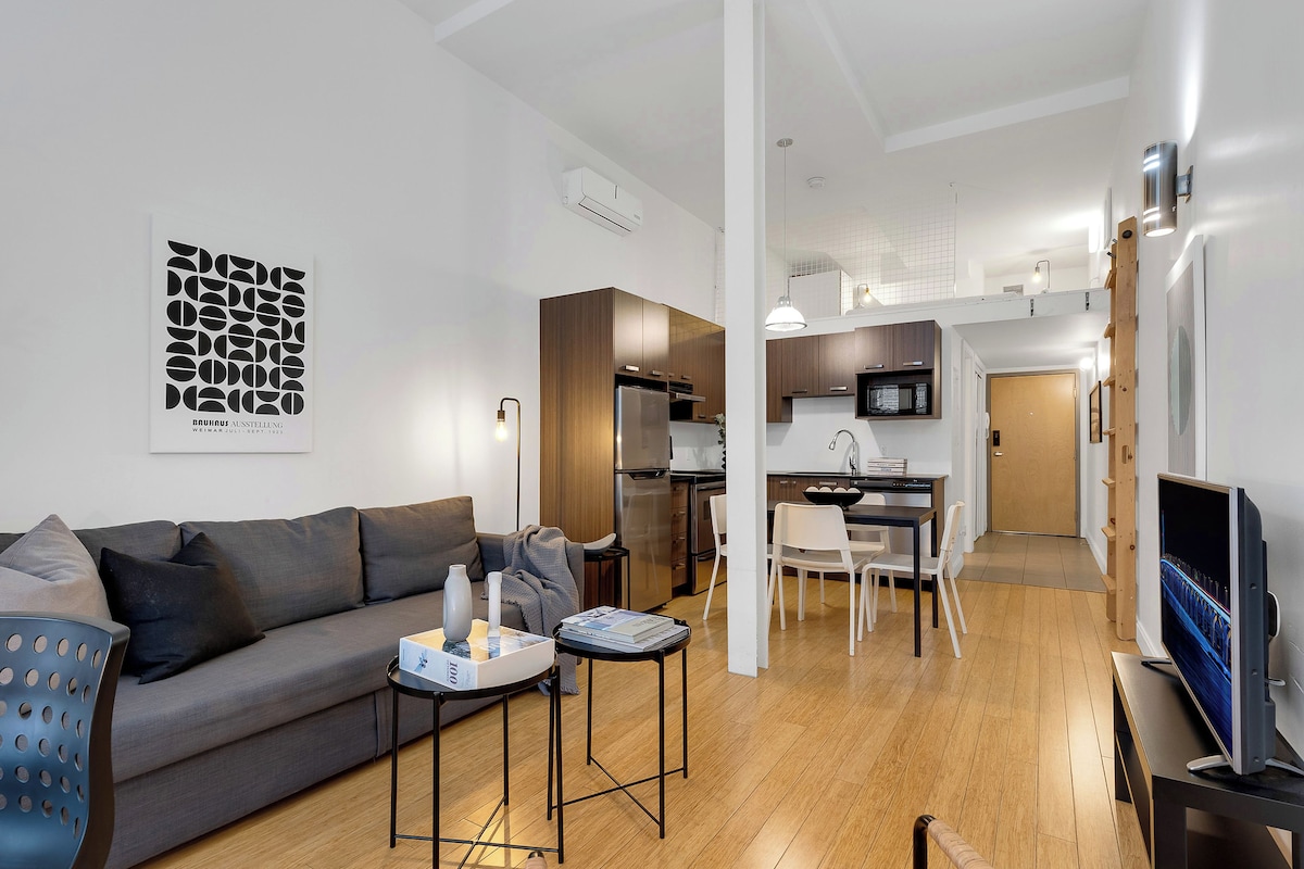 Suíte estúdio luxo, 1 cama Queen e sofá-cama, vista para a cidade, no mezanino (The Main 206) | Área de estar | TV de tela plana 49 polegadas com canais digitais, smart TV, escritórios