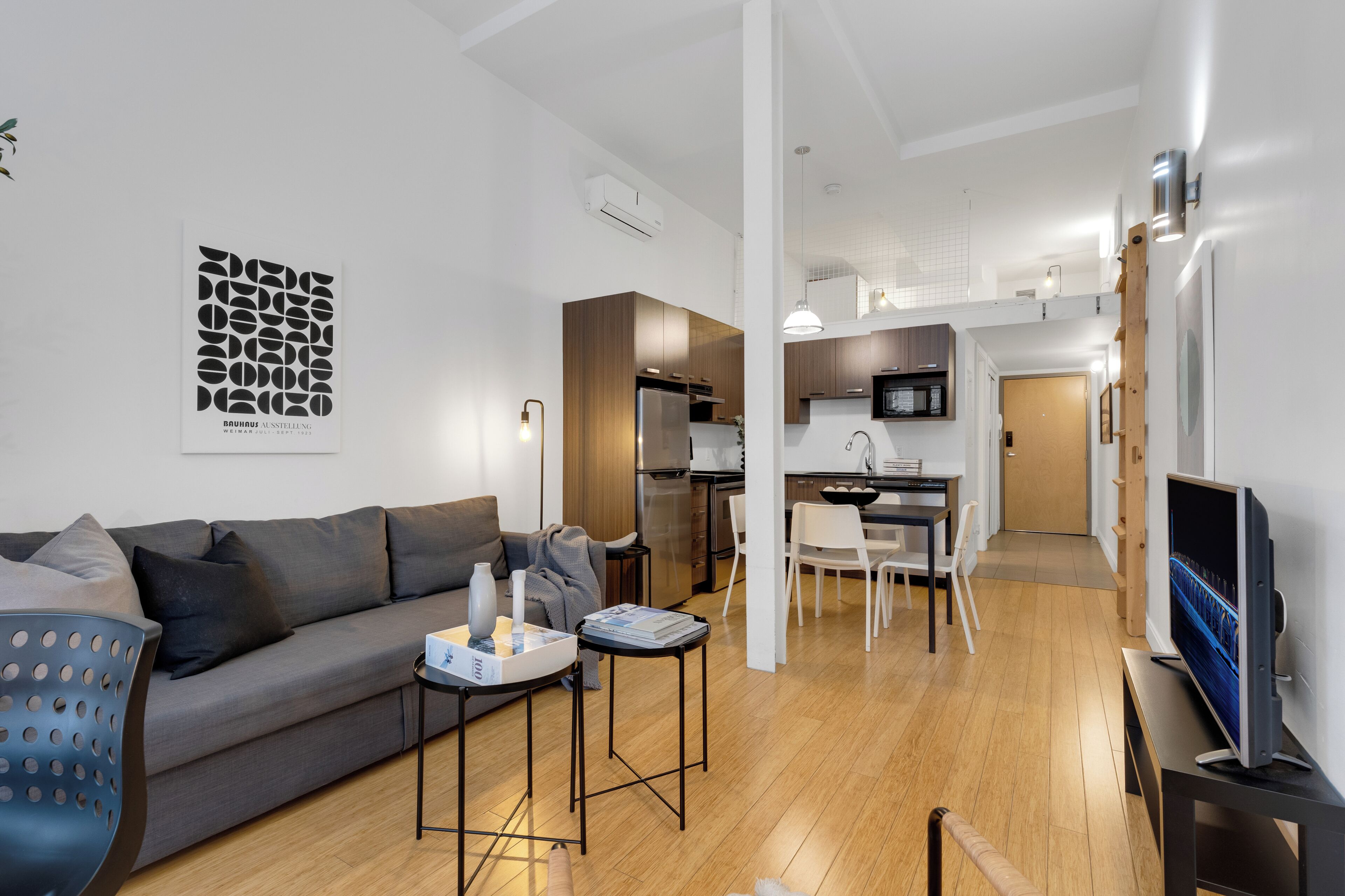 Suíte estúdio luxo, 1 cama Queen e sofá-cama, vista para a cidade, no mezanino (The Main 206) | Área de estar | TV de tela plana 49 polegadas com canais digitais, smart TV, escritórios