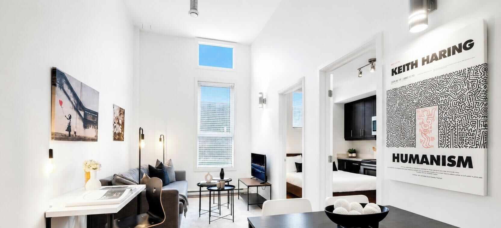Departamento superior, 2 habitaciones, vista a la ciudad (The Main 307) | Área de sala de estar | Televisión de pantalla plana de 49 pulgadas con canales digitales 