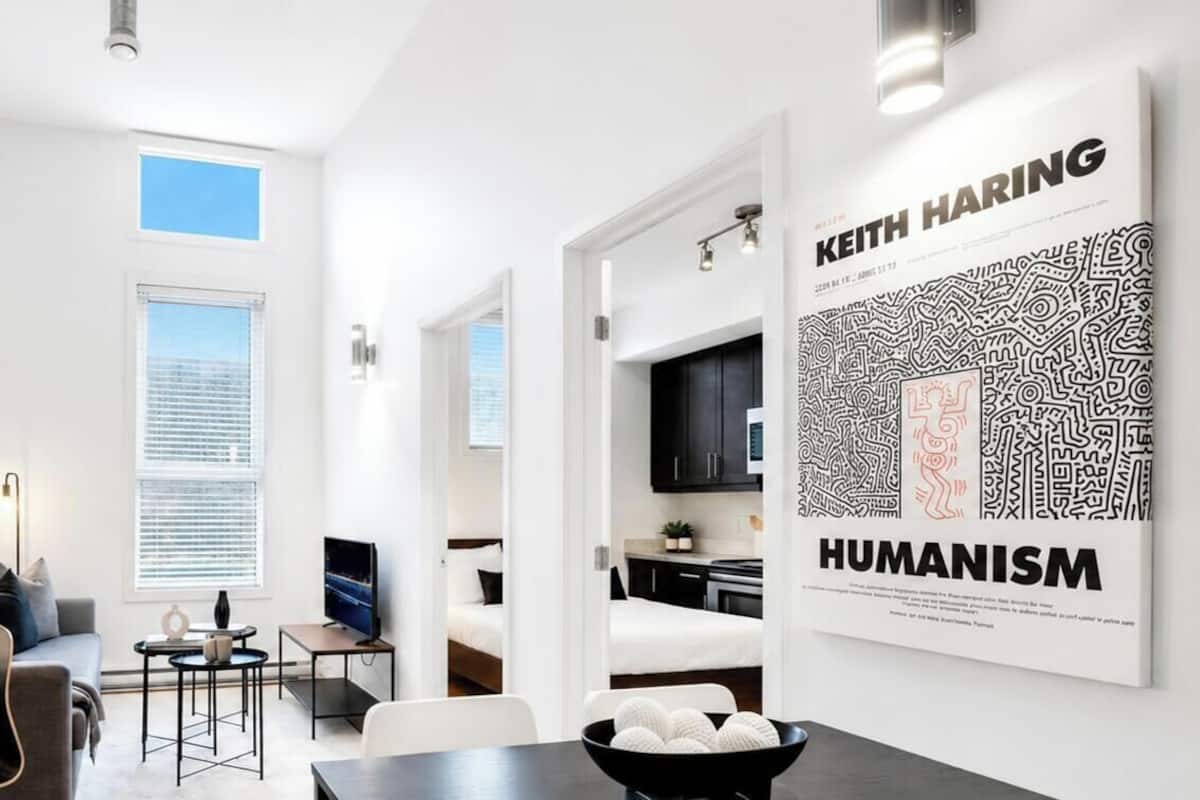 Departamento superior, 2 habitaciones, vista a la ciudad (The Main 307) | Área de sala de estar | Televisión de pantalla plana de 49 pulgadas con canales digitales