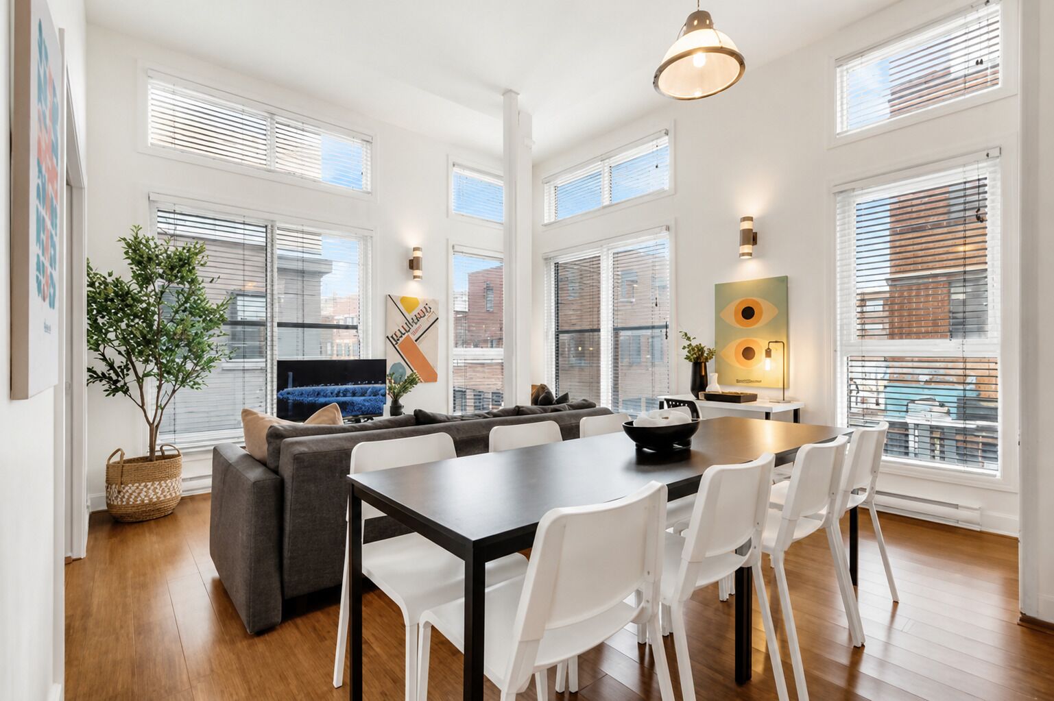 Apartamento superior, 2 quartos, vista para a cidade, no mezanino (The Main 203) | Área de estar | TV de tela plana 49 polegadas com canais digitais, smart TV, escritórios