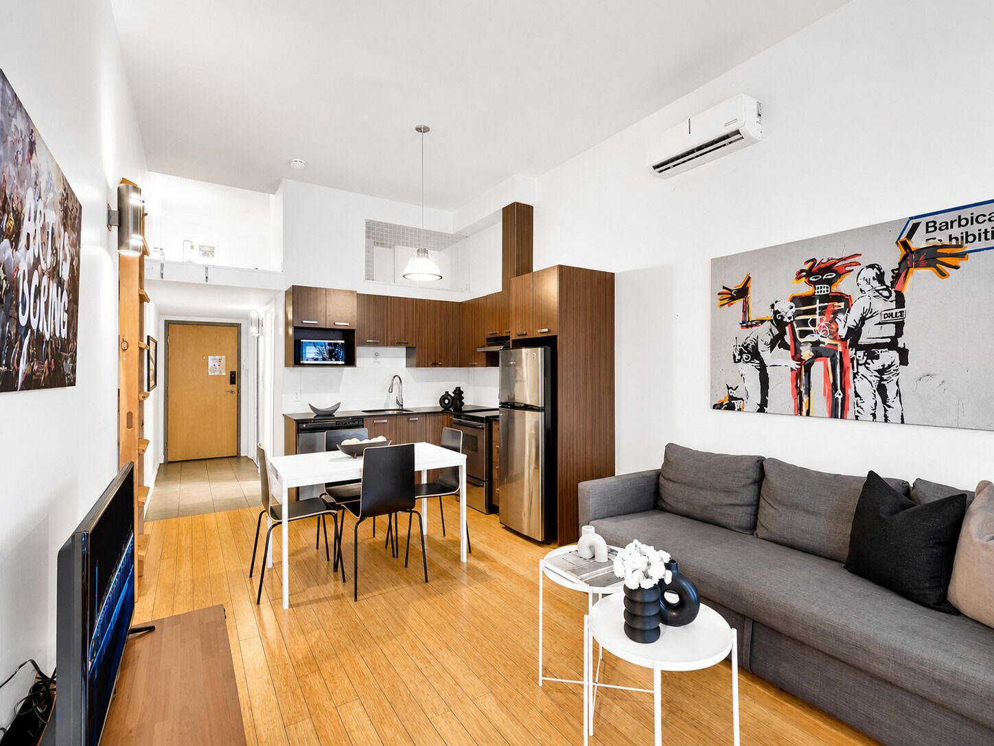 Estúdio luxo, 1 cama Queen e sofá-cama, vista para a cidade, no mezanino (The Main 202) | Área de estar | TV de tela plana 49 polegadas com canais digitais, smart TV, escritórios