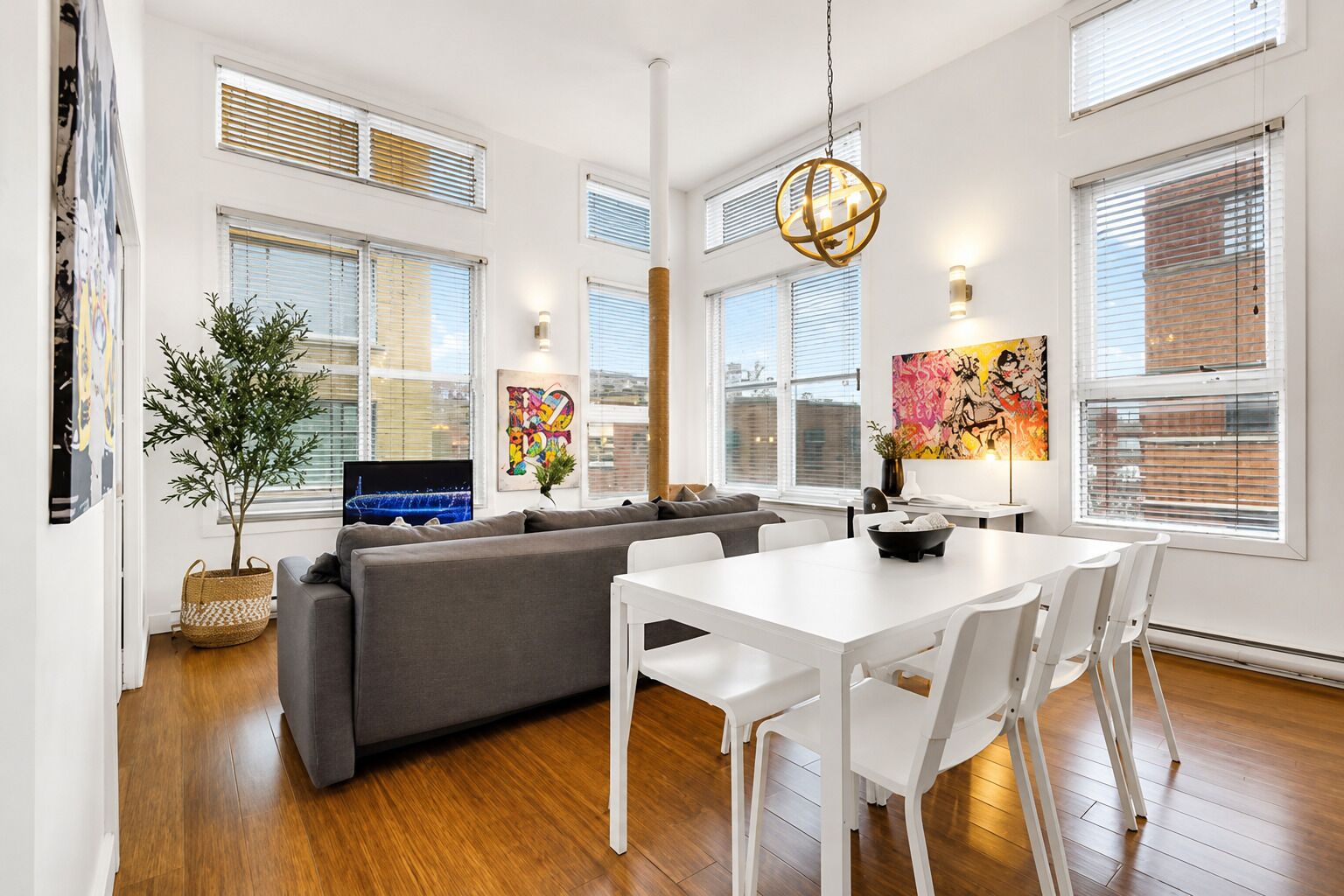 Apartamento superior, 2 quartos, vista para a cidade, no mezanino (The Main 303) | Área de estar | TV de tela plana 49 polegadas com canais digitais, smart TV, escritórios