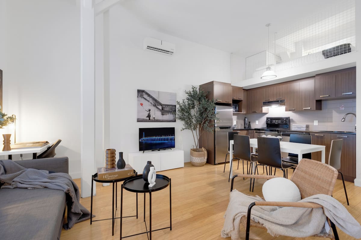 Departamento superior, varias camas, vista a la ciudad, mezzanine (The Main 204) | Área de sala de estar | Televisión de pantalla plana de 49 pulgadas con canales digitales