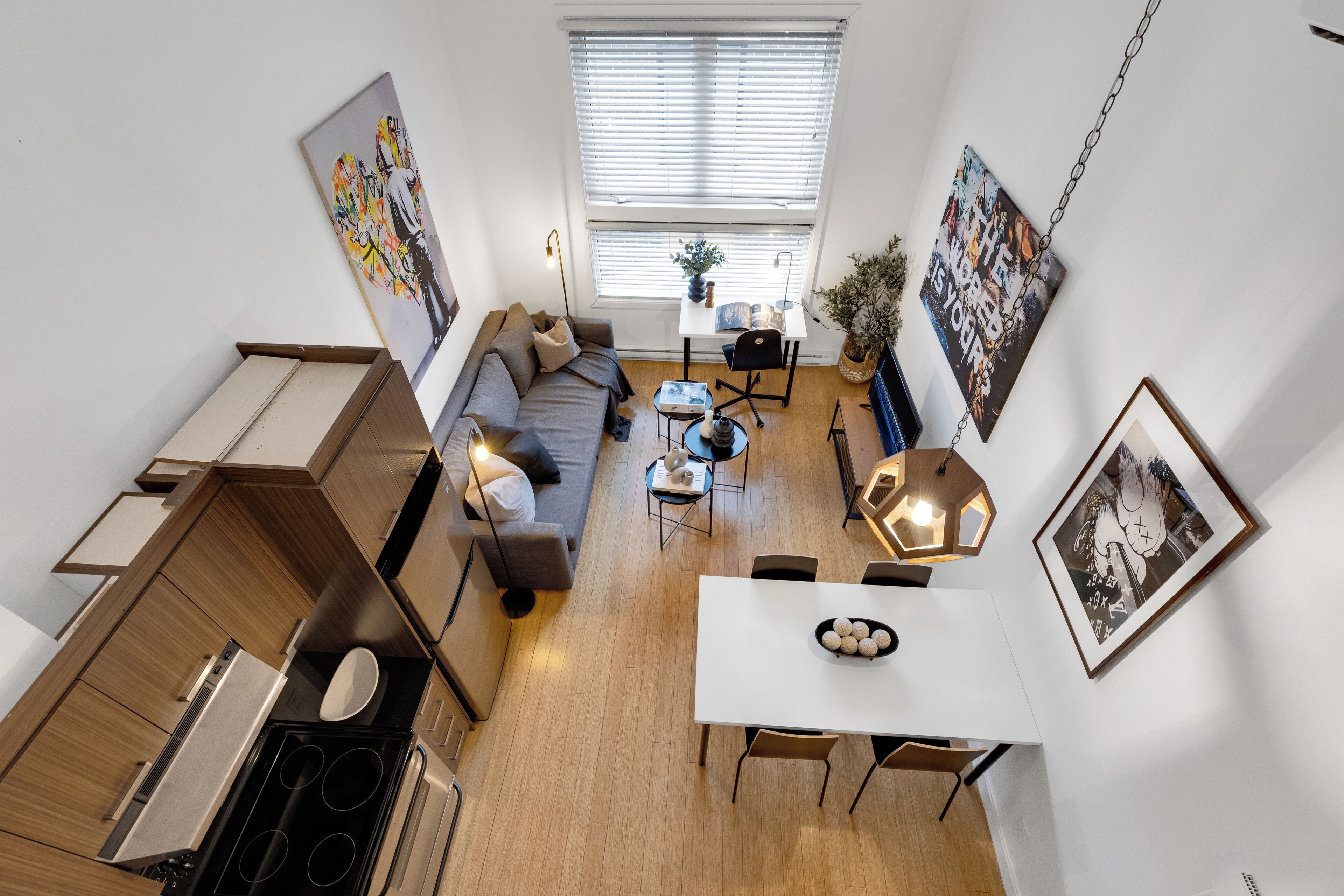 Apartamento premium, 1 quarto, vista para a cidade, no mezanino (The Main 306) | Área de estar | TV de tela plana 49 polegadas com canais digitais, smart TV, escritórios
