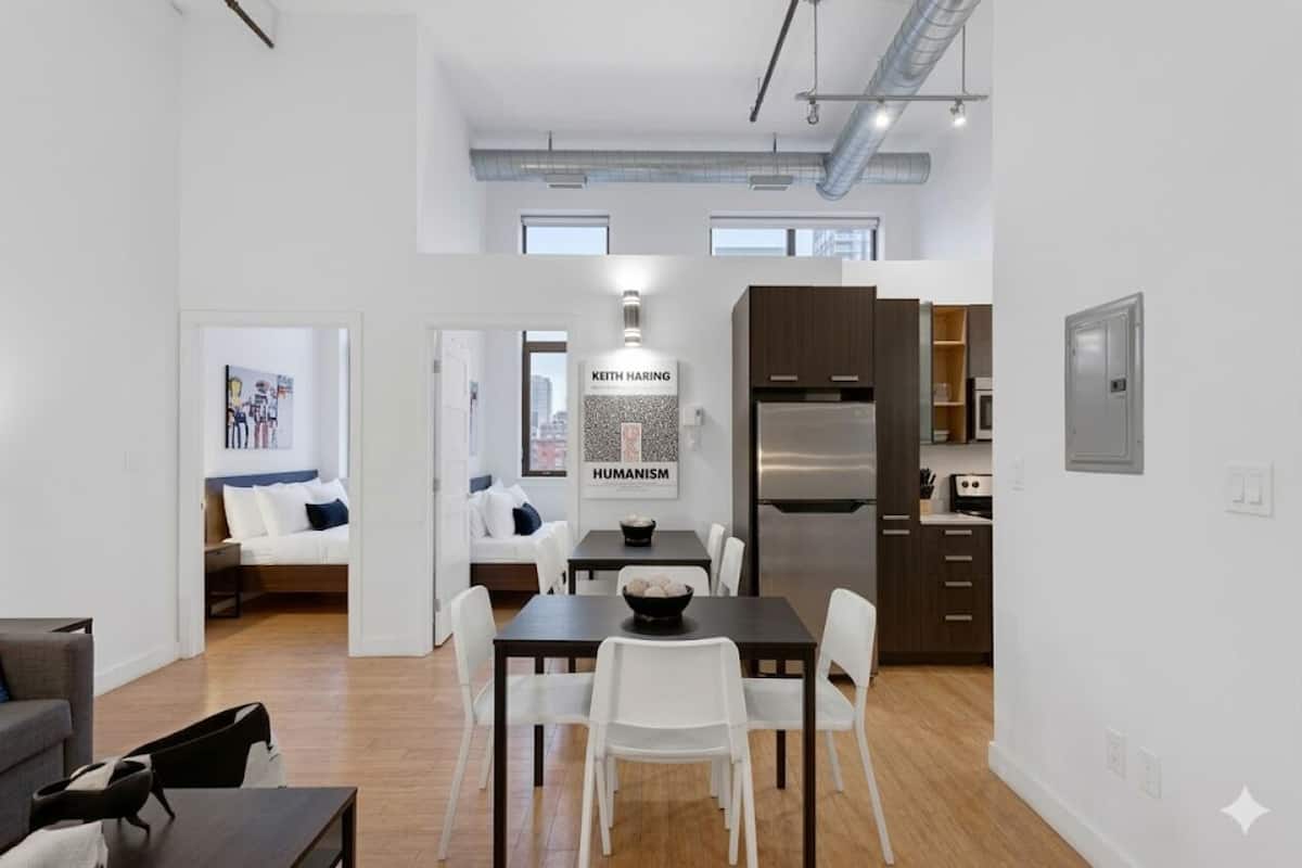 Appartement supérieur, 2 chambres, vue sur la ville (The Main 307) | Aire de séjour | Téléviseur à écran plat de 49 po avec télévision numérique