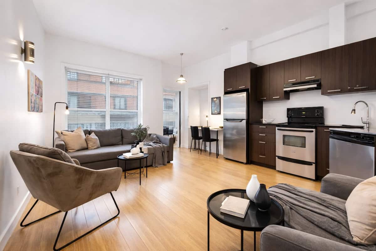 Appartement Prestige, Plusieurs lits, vue sur la ville, en mezzanine (The Main 201) | Aire de séjour | Téléviseur à écran plat de 49 po avec télévision numérique