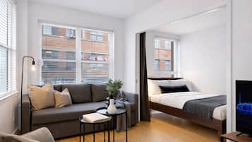 Apartamento premium, várias camas, vista para a cidade, no mezanino (The Main 201) | Opções para refeição no quarto