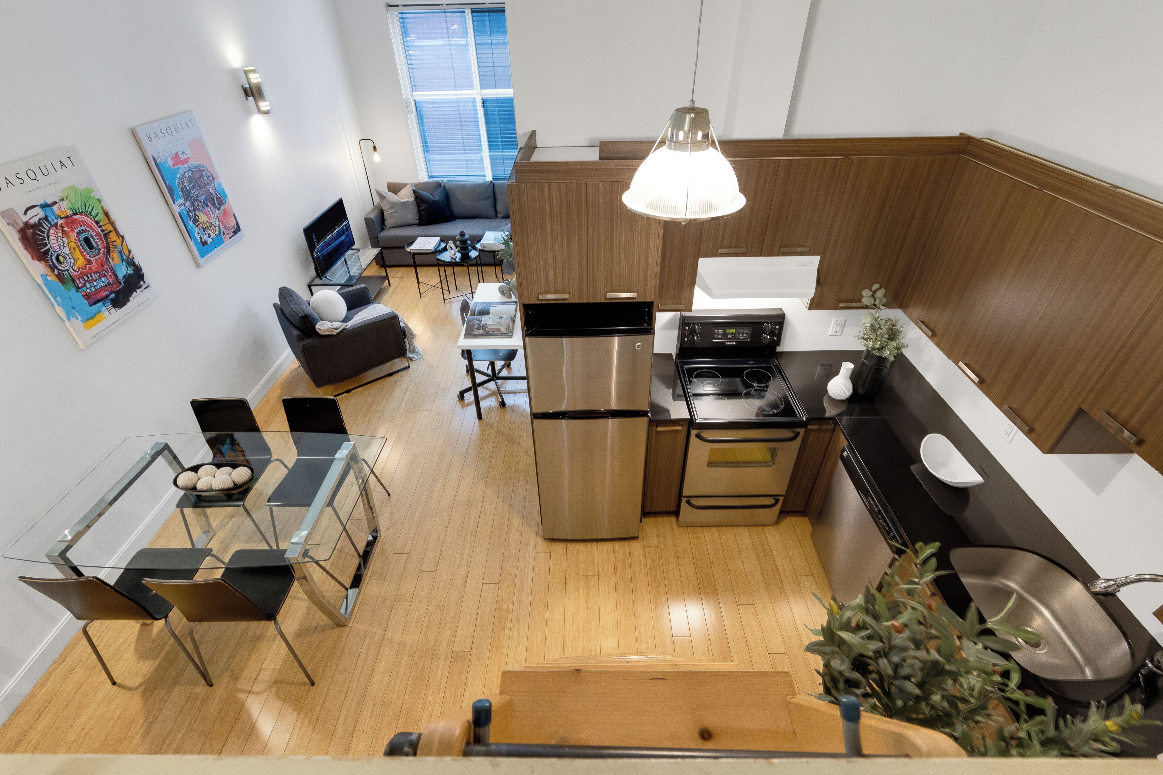 Apartamento superior, várias camas, vista para a cidade, no mezanino (The Main 301) | Opções para refeição no quarto