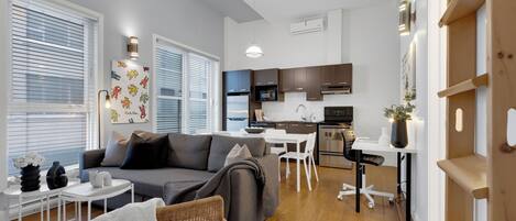 Apartemen Superior, 2 kamar tidur, pemandangan kota, lantai mezzanine (The Main 205) | Area keluarga | Televisi layar datar 49-inci dengan saluran TV digital dan Smart TV