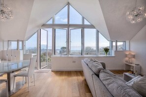 아파트 (2 Bedrooms) | 거실 공간 | 위성 채널 시청이 가능한 50인치 스마트 TV, TV, DVD 플레이어