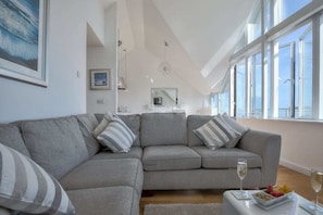 아파트 (2 Bedrooms) | 거실 | 위성 채널 시청이 가능한 50인치 스마트 TV, TV, DVD 플레이어