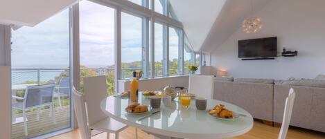 Fridge, oven, dishwasher, cookware/dishes/utensils