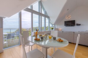 Fridge, oven, dishwasher, cookware/dishes/utensils - Penthouse View (St Ives)
