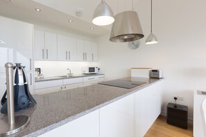 Refrigerador, horno, lavavajillas, utensilios de cocina