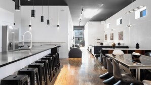 Penthouse Premium, nhiều giường, 2 phòng tắm, quang cảnh thành phố (with Loft Plaza 200) | Khu vực ăn uống tại phòng