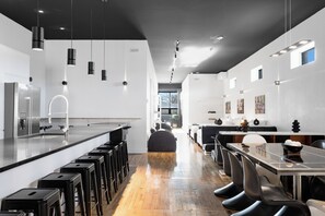 尊荣顶层房, 多张床, 双浴室, 城市景观 (with Loft Plaza 200) | 客房内用餐