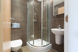 Douche, serviettes fournies, papier de toilette