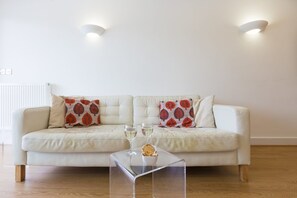 شقة (2 Bedrooms) | غرفة المعيشة | تلفزيون إل إي دي بحجم 40-بوصة يعرض قنوات فضائية، تلفزيون، مشغل دي في دي