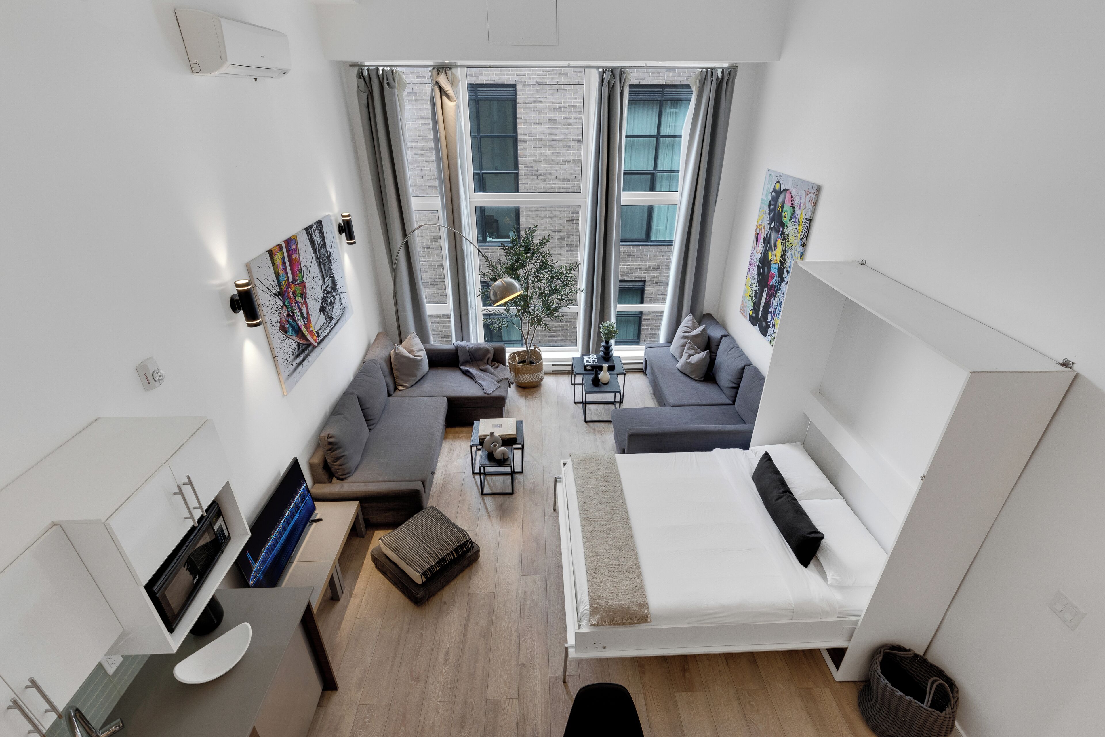 슈피리어 듀플렉스, 침대(여러 개), 시내 전망 (Duplex Downtown 502) | 거실 공간 | 디지털 채널 시청이 가능한 49인치 스마트 TV, TV, 사무실