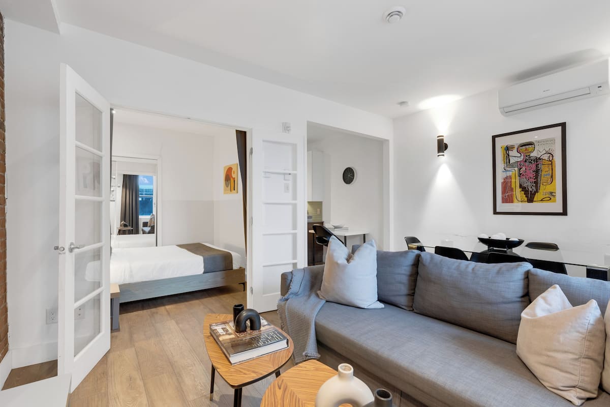 Deluxe appartement, 2 slaapkamers, uitzicht op de stad (Downtown 402) | Woonruimte | Een 49-inch smart-tv met digitale zenders, televisie en een kantoor