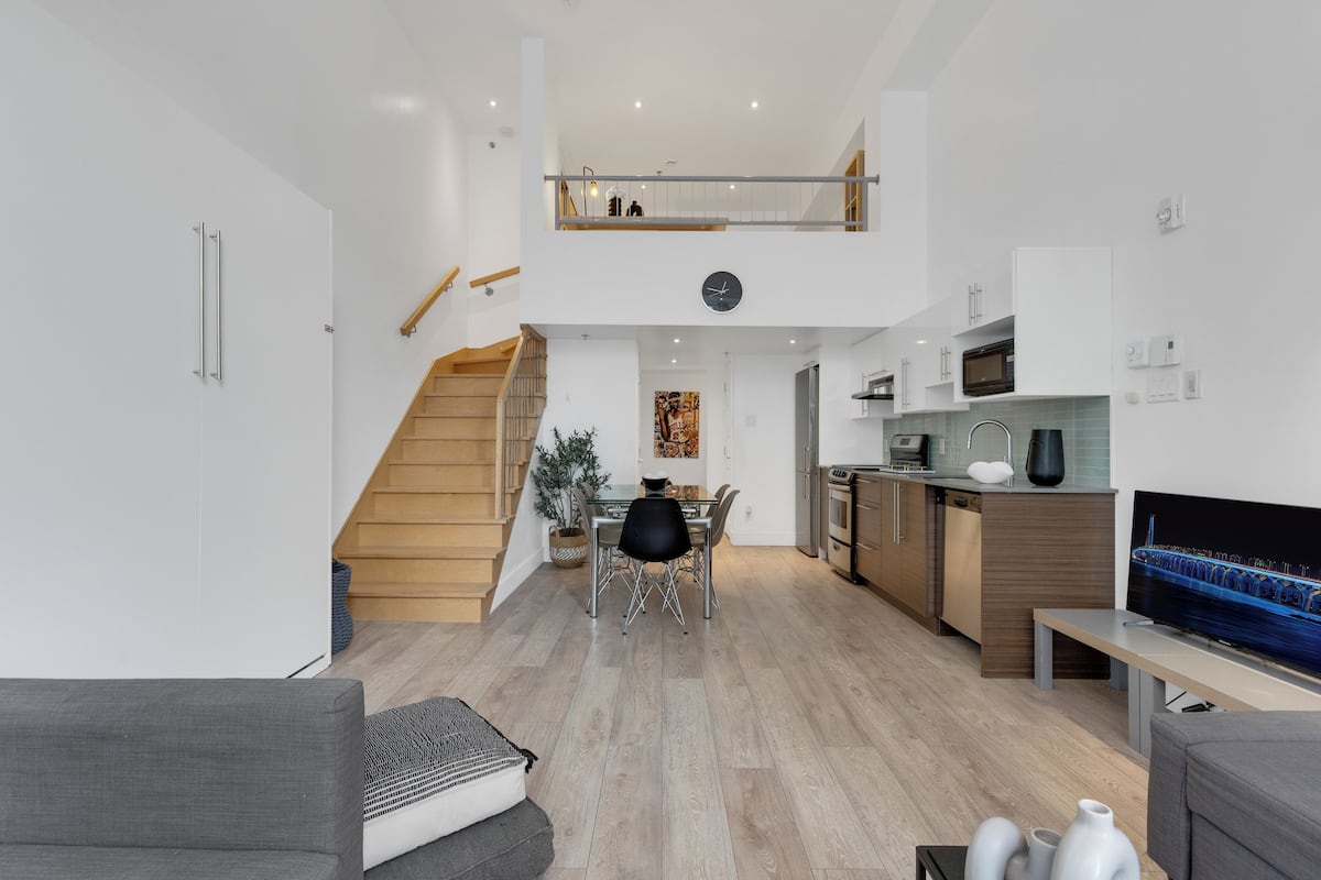 Superior Duplex, Multiple Beds, City View (Duplex Downtown 502) | Living area